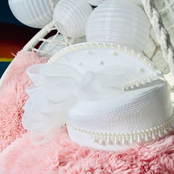 Vintage elegant white hat with decorative pearls and fun bow - Picture 1 of 16